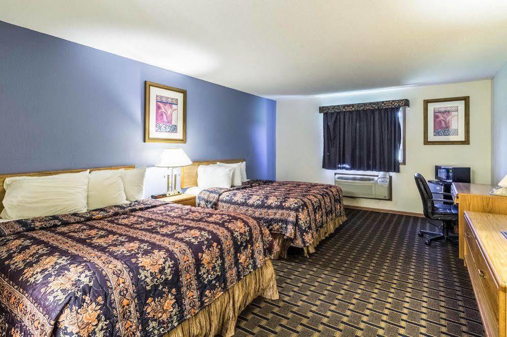 Rodeway Inn برينرد المظهر الخارجي الصورة